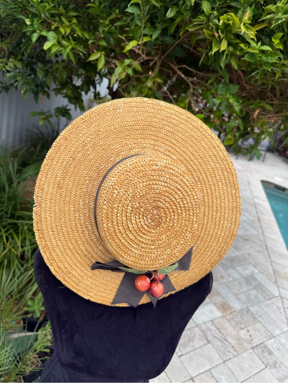 👒 Vintage-Style Wide-Brim Straw Boater Hat with Cherry Accent - Picture 4 of 9